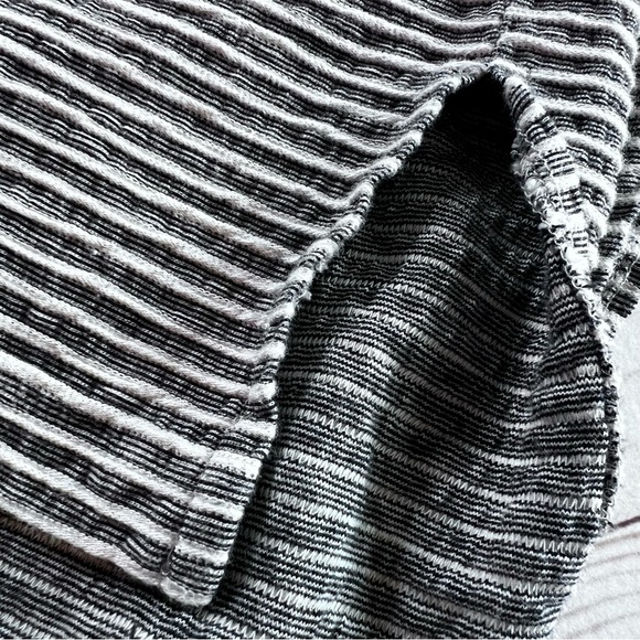 EUC Elemente Clemente Quiet Luxury Striped Tapered
Dolman Top size Small - Picture 9 of 9